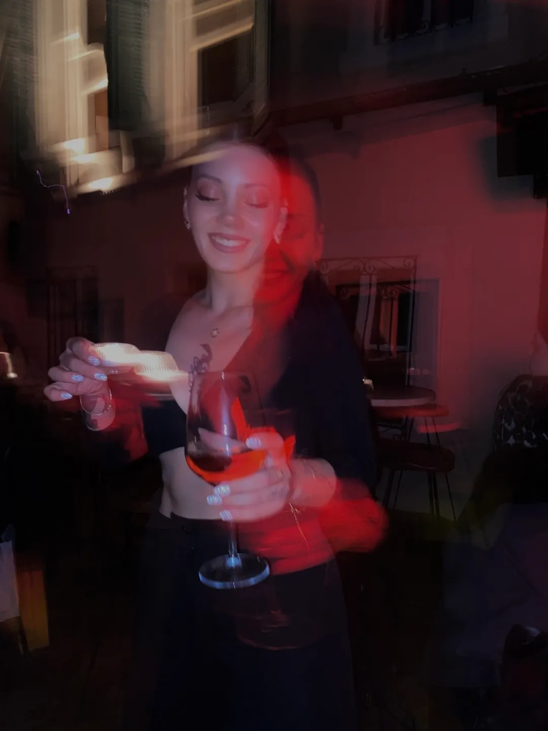 Mois Event davetinde elinde kadehle eğlenen bir misafir