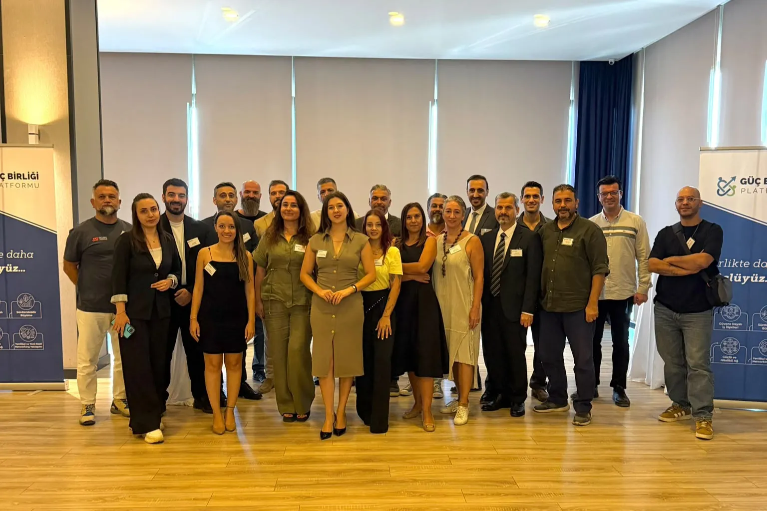 Güç Birliği Platformu Derneği üyeleri toplu fotoğrafta